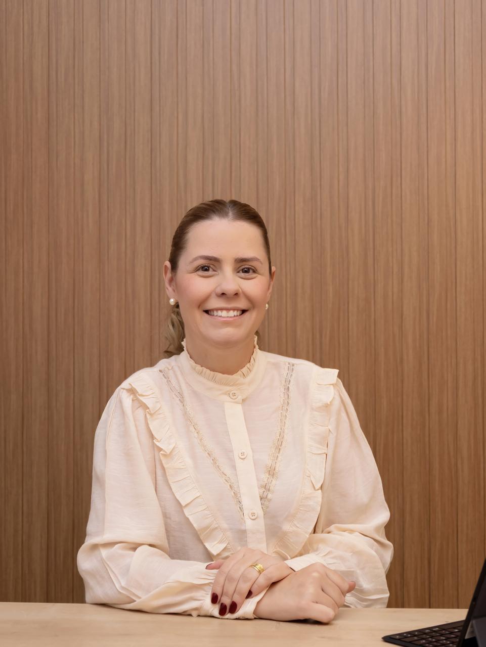 Retrato profissional da Dra. Fernanda Fiuza no consultório
